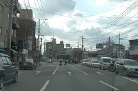 踏み切り渡って、最初の信号