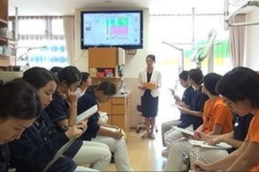 写真:外部講師を招いての院内勉強会